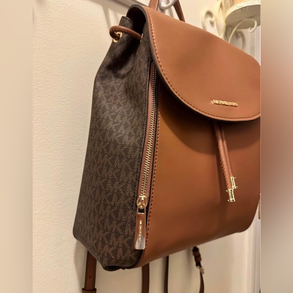 Michael Kors Pheobe drawstring backpack. In perfect condition. Great condition! - Picture 3 of 7